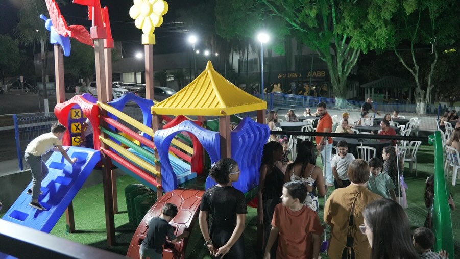 Parque de Diversões infantil na noite da reinauguração